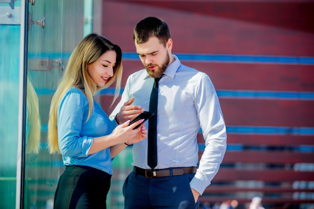 Contact-talking-people